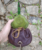 CERNUNNOS, SAC MÉDIÉVAL EN CUIR  VERT - AUMÔNIÈRES, SACS ET BOURSES