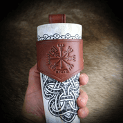 VEGVÍSIR LEATHER HORN HOLDER BROWN - DRINKING HORNS