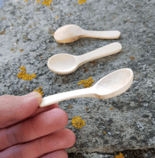 CUILLÈRE EN BOIS SCULPTÉ, MINI - SALLE À MANGER D'ÉPOQUE, TONNELLERIE