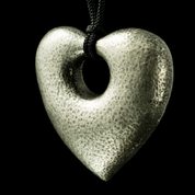 COEUR, PENDENTIF EN ÉTAIN, AMULETTE - INSPIRATION MÉDIÉVALE ET AUTRE