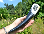 DRINKING HORN WITH A BOAR - COINS AVEC DÉCORATION