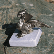 GRIFFON SUR UN PIÉDESTAL EN PIERRE, L'ÉTAIN - MINIATURES EN ÉTAIN