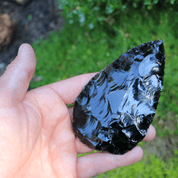 UN PETIT COIN DE POING EN OBSIDIENNE - NÉANDERTALIENS - COUTEAUX ET ENTRETIEN