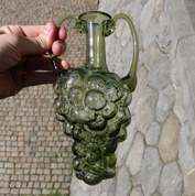 AMPHORE EN VERRE VERT, EN FORME DE GRAPPE DE RAISIN - RÉPLIQUES HISTORIQUES DE VERRE