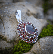 TETA, GRENAT, PENDENTIF EN ARGENT - PENDENTIFS