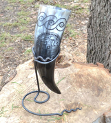 CARVED DRINKING HORN, SLAVIC SWASTIKA - CORNES À BOIRE