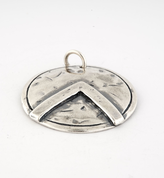 BOUCLIER SPARTIATE, PENDENTIF EN ARGENT - PENDENTIFS