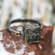 QUANTUM, UNE LUXUEUSE BAGUE EN ARGENT AVEC MOLDAVITE TCHÈQUE - BIJOUX À MOLDAVITES TCHÈQUES