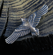 CORBEAU VOLANT - PENDENTIF, BRONZE - OBJETS EN BRONZE