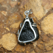 GABRETA MOLDAVITE SILVER PENDANT - BIJOUX À MOLDAVITES TCHÈQUES