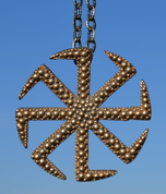 KOLOVRAT, SYMBOLE SLAVE DU SOLEIL, PENDENTIF EN BRONZE - OBJETS EN BRONZE