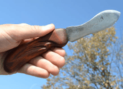 COUTEAU FORGÉ AVEC MANCHE EN BOIS SCULPTÉ - COUTEAUX ET ENTRETIEN