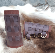 LEATHER BRACERS WITH BUCKLES, BROWN - GANTS ET ARMURES DE CUIR.