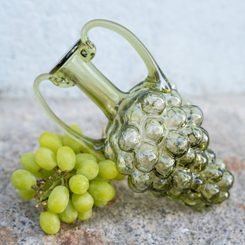 Amphore en verre vert, en forme de grappe de raisin