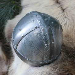 Norman Helm, Kinderhelm' verziert mit Messing