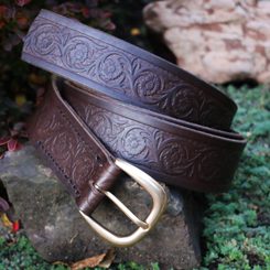 Flores, une ceinture en cuir marron