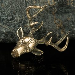 Tête de cerf, un pendentif en bronze