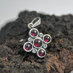 PRAGA, medieval pendant with garnets, silver 925/1000
