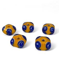 Perle celtique en verre à double décor oculé, réplique de la période de Hallstatt.