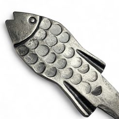 Karpfen, Fischereimesser und Lederscheide