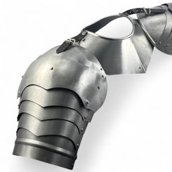 Kettenhemd und Schulterpanzer