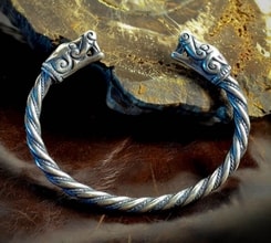 Wolfsköpfe, Wikinger-Armband, Burg, Gotland, Silber, 43 g