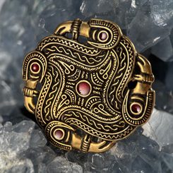 BROCHE FRANQUE - MÉROVINGIENNE, bronze avec grenat en forme de Cigale, 5e siècle