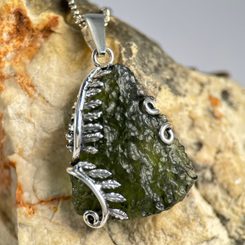 Fougère, pendentif en argent avec MOLDAVITE