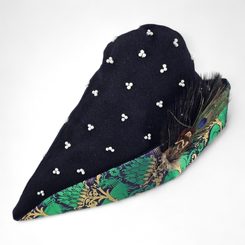 Chapeau médiéval, laine, brocart, plumes