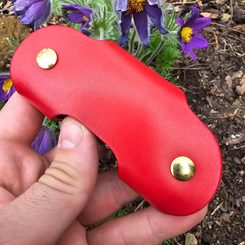 Schlüsselanhänger aus Leder mit Schrauben, rot