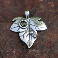 Pendentif feuille de lierre en argent Tchèque Moldavite