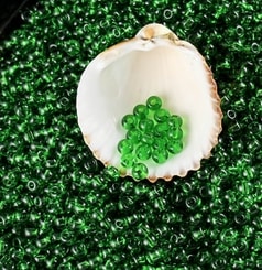 Czech Rocaille Seed Beads, transparent GREEN 5/0
