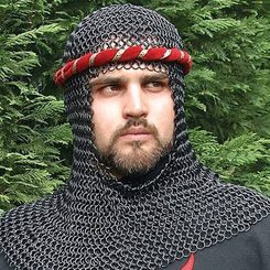 Mittelalterliche Kettenhaube aus vernieteter Rüstung