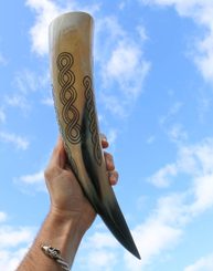 RÅKA - Raven, carved drinking horn
