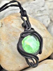 PENDENTIF EN VERRE VERT