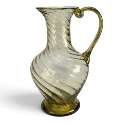 Historischer Krug aus grünem Waldglas