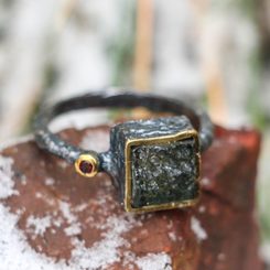 QUANTUM, une luxueuse bague en argent avec moldavite tchèque