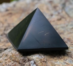 Schungit Pyramide, Stein des Lebens, Russland 4 cm