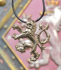 LION TCHÈQUE EN LANCEMENT, pendentif en bronze