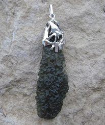 Némésis, pendentif brut Moldavite, argent sterling