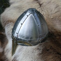 Norman Helm, Kinderhelm' verziert mit Messing