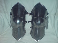 POLEYN, knee armour