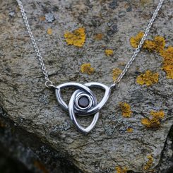 TRIQUETRA, Necklace - silver and garnet