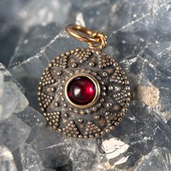 ISOLDA - grenat, pendentif, bronze