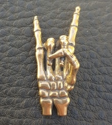Signe des cornes, pendentif pour rockers, bronze