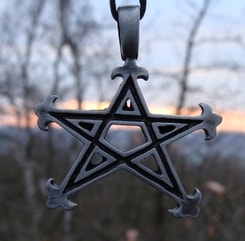 PENTACLE WITH LEAVES, pednant