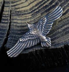 Corbeau volant - pendentif, bronze