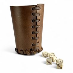 Dés et les dés en cuir tasse