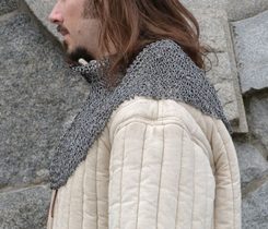 Collier à anneaux rivetés avec sangles et boucles en cuir