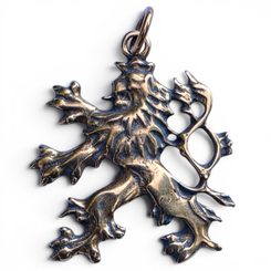 Pendentif représentant le lion tchèque, en bronze